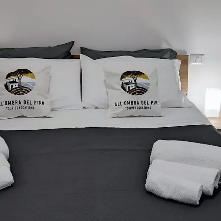 All'ombra Del Pino Turistico Apartment *
